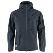 Denne Fjällräven jakke er vindtæt og let vandafvisende, men uden vandtæt membran