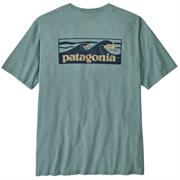 På fronten har T-Shirten en åben brystlomme, mens logoet er på ryggen