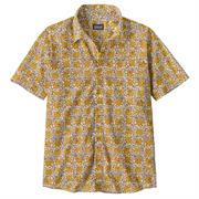 Skjorten har knaplukning i fronten