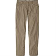 Sandy Cay bukserne har en vandafvisende behandling uden bevidst tilførsel af PFAS