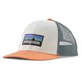 Patagonia P-6 Logo LoPro Trucker Hat i farven White / Peach Sherbet