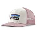 Patagonia P-6 Logo Trucker Hat i farven White / Quiet Violet