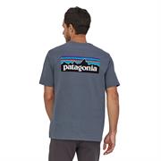 Patagonia t-shirt med logo på ryggen med blålige farver som baggrund bag den klassiske Patagonia bjergkæde som går igen på deres logoer