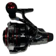 Shimano Stradic CI4+ hjulet har et mørkt og rødt design.