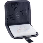 Mappen kommer med plastiklommer. Under dem er der plads til op til 12 kystagn i 12 cm.